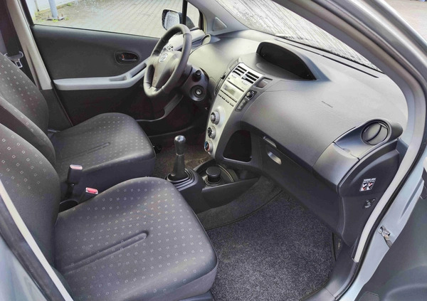 Toyota Yaris cena 13900 przebieg: 124000, rok produkcji 2006 z Częstochowa małe 529